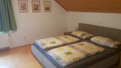 probstbauer-bauernhof-ferienwohnung-eltern-schlafzimmer-doppelbett-400