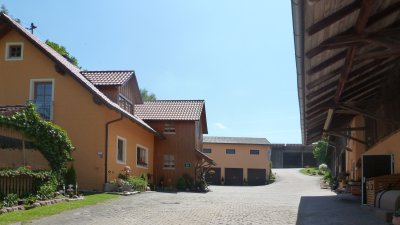 probstbauer-bauernhofurlaub-oberpfalz-familienurlaub-innenhof-400