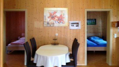 probstbauer-ferienholzhaus-wohnbereich-blick-schlafzimmer-oberpfalz-400