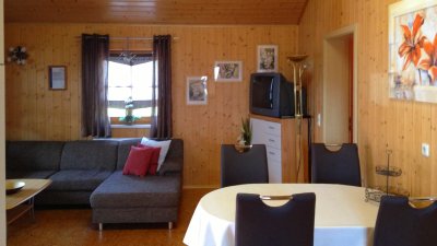 probstbauer-ferienholzhaus-wohnen-tisch-couch-400